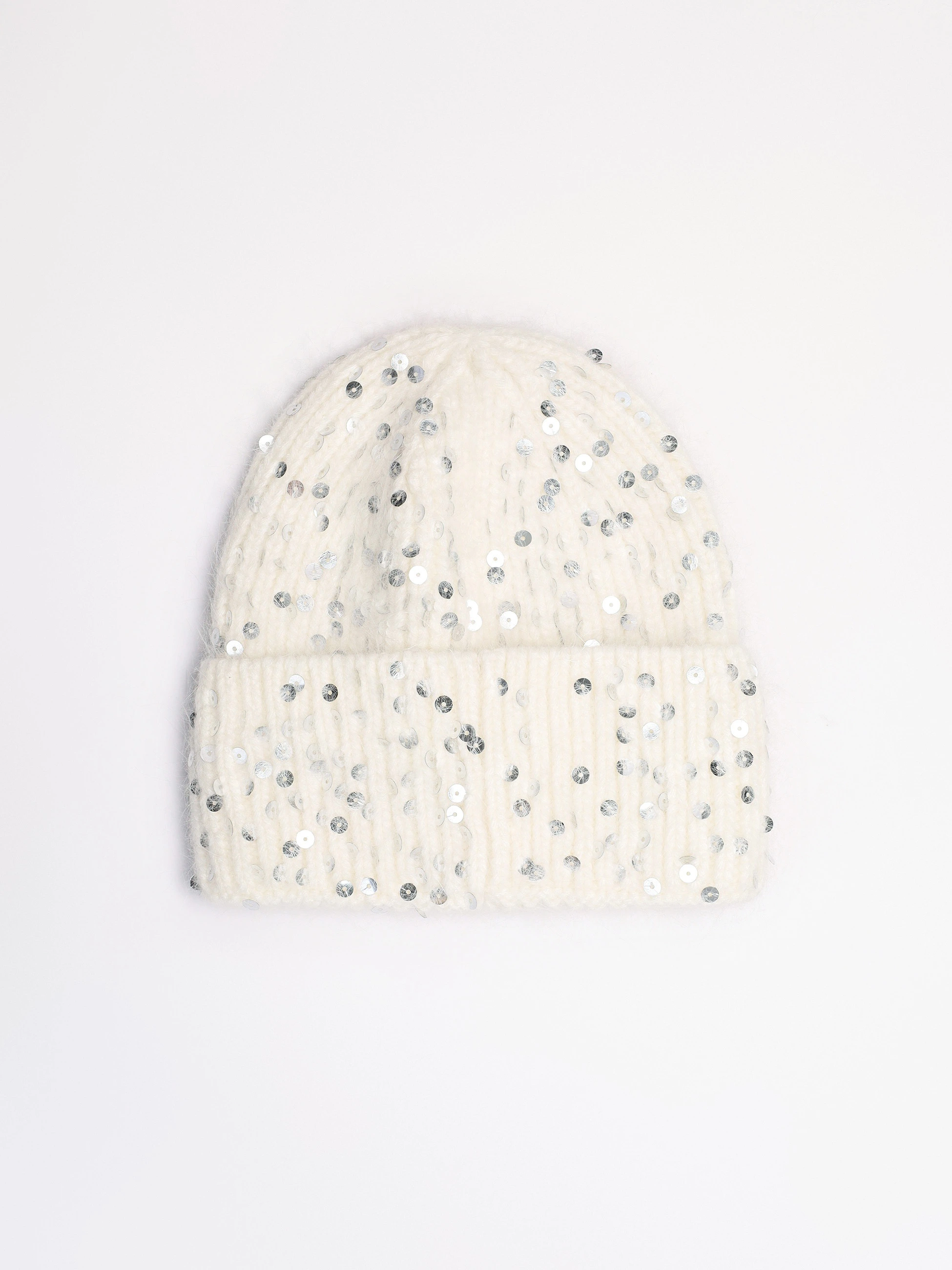 Шапка-бини с отворотом с пайетками белого цвета